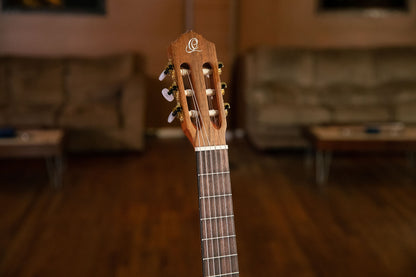 ORTEGA Family Series Pro 4/4 Konzertgitarre 6 String - Massive Zeder / Mahagoni Natur + Bag