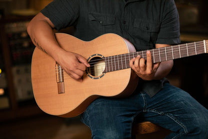 ORTEGA Family Series Pro 4/4 Konzertgitarre 6 String - Zeder / Mahagoni Natur + Bag