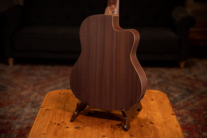 ORTEGA Family Series Pro 4/4 Konzertgitarre 6 String Lefty - Massive Zeder / Mahagoni Natur + Bag