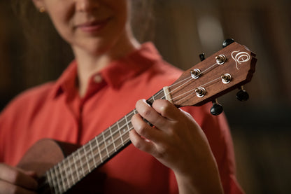 ORTEGA Bonfire Serie Preamp Konzert Ukulele 4 String - Fichte/Sapele Natur