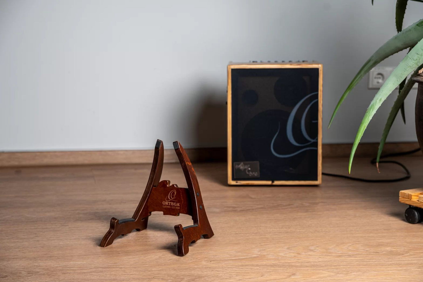 ORTEGA Wood-Ukulele-Stand - Dark Brown