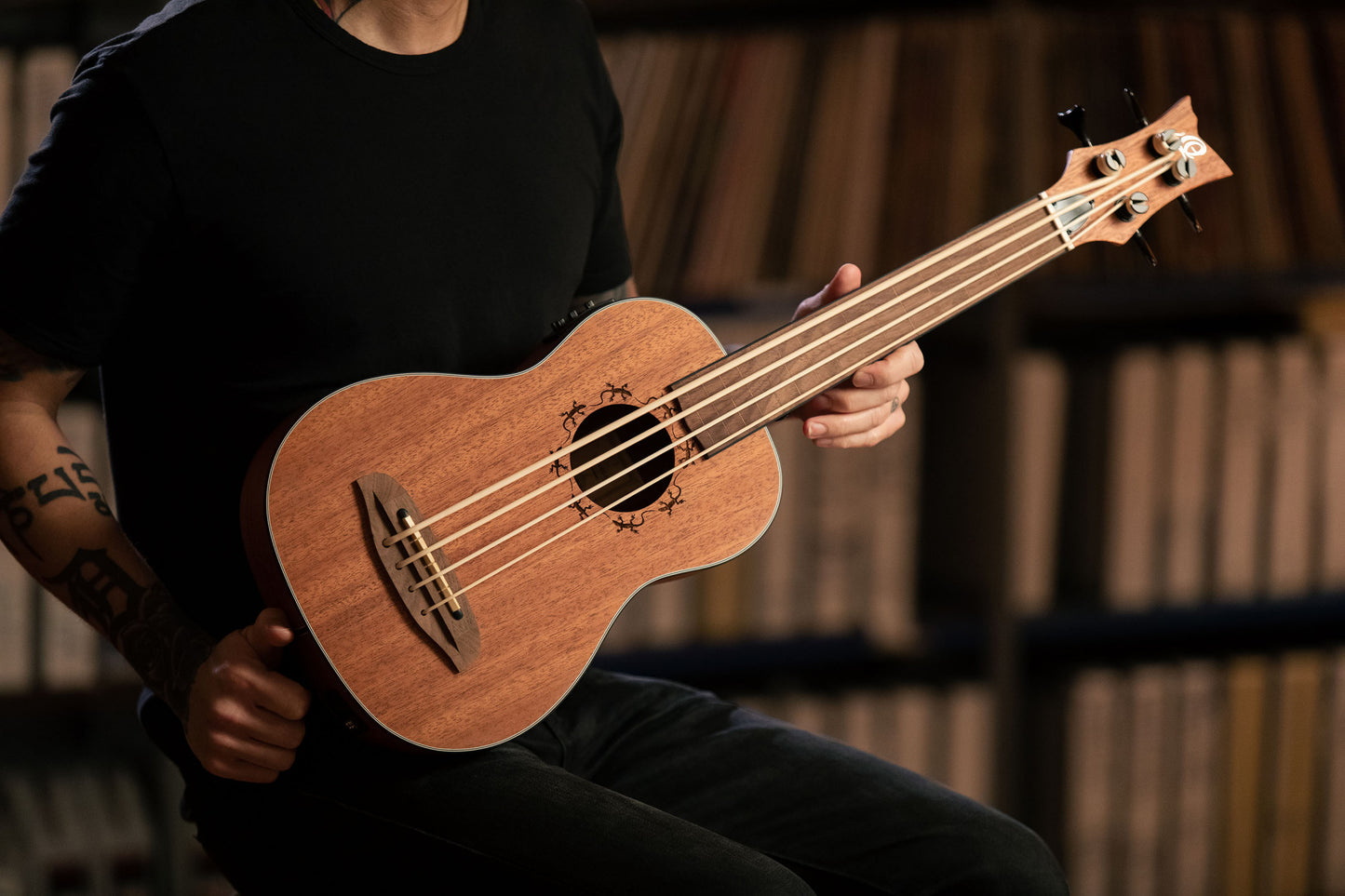 ORTEGA Lizard Serie Short Scale Fretless Uke Bass 4 String - Mahogany Natural + Bag