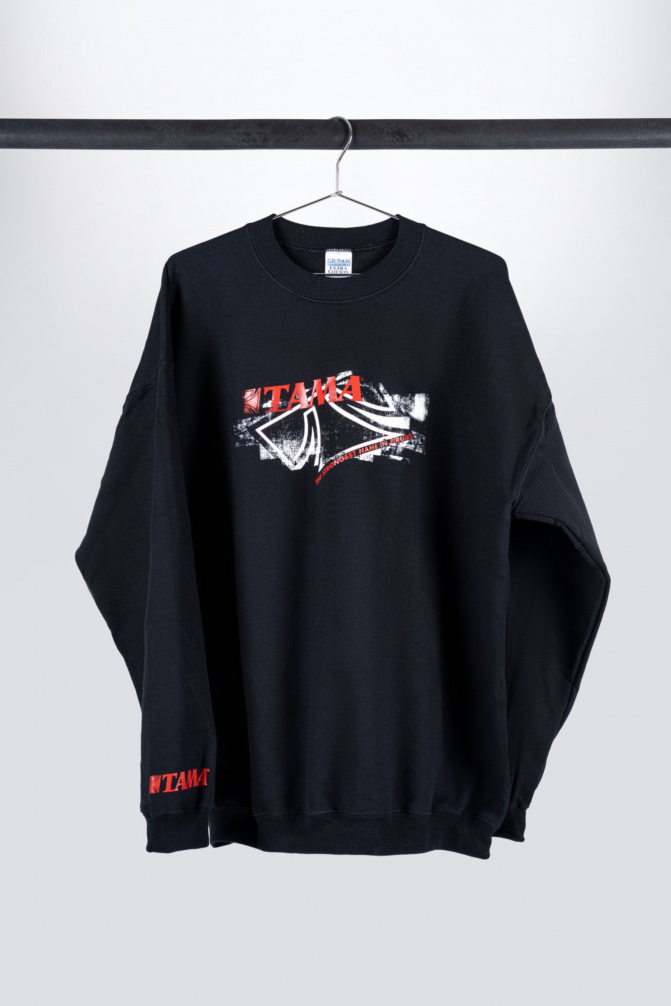 TAMA Sweatshirt in schwarz mit Logo auf der Brust