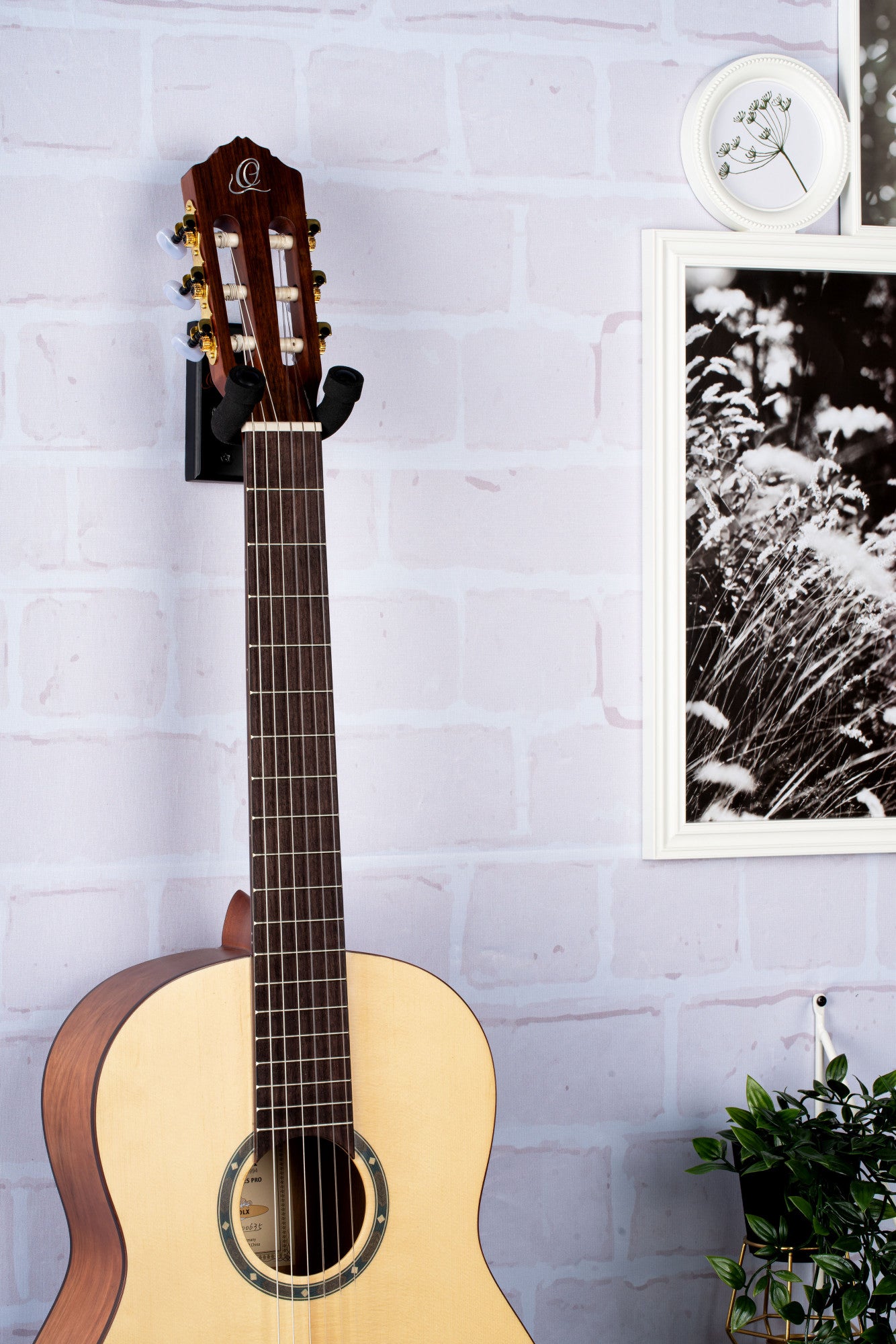 ORTEGA Guitar Wall Hanger - Black