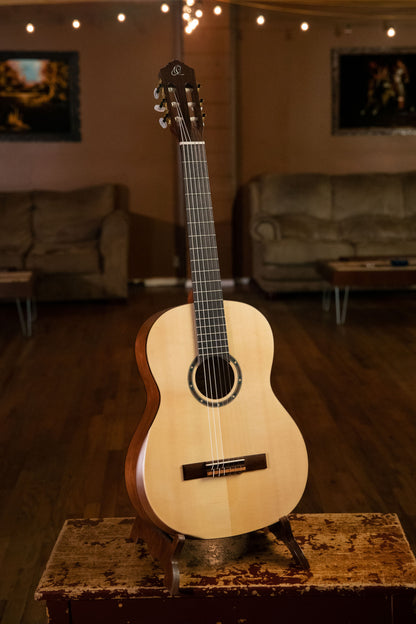 ORTEGA Student Series Pro DeLuxe 4/4 Classical Guitar 6 String - Solid Spruce / Catalpa Natural