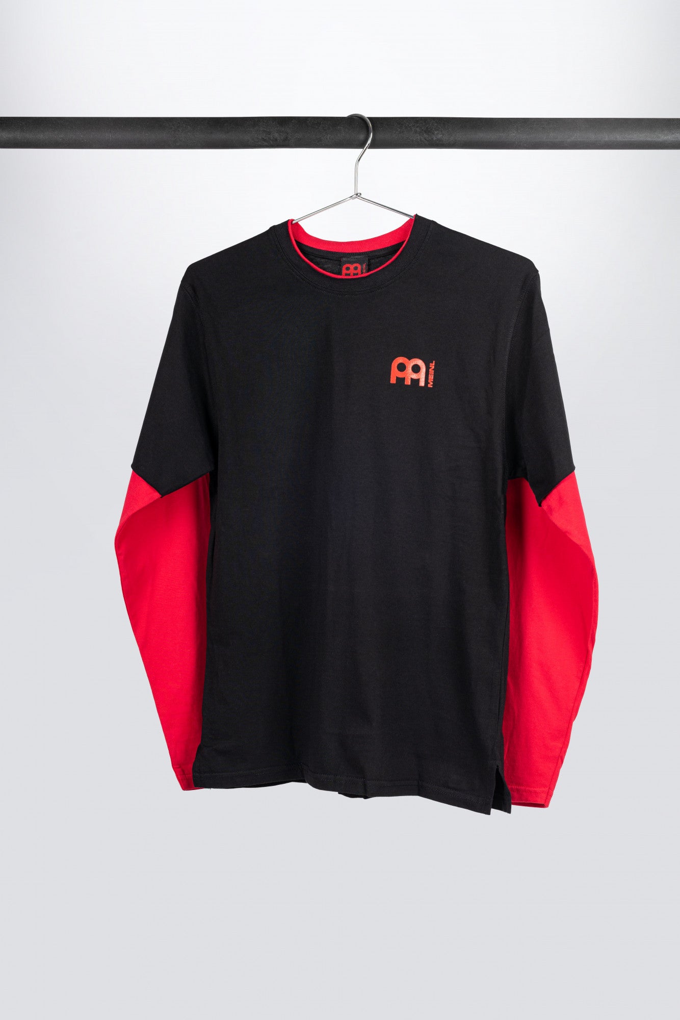 MEINL Longsleeve in schwarz mit roten Ärmeln und Logo auf der linken Brust und auf dem Rücken