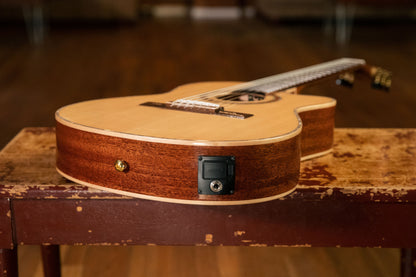 ORTEGA Performer Series 4/4 Thinline Konzertgitarre 6-String - Natural + Gigbag