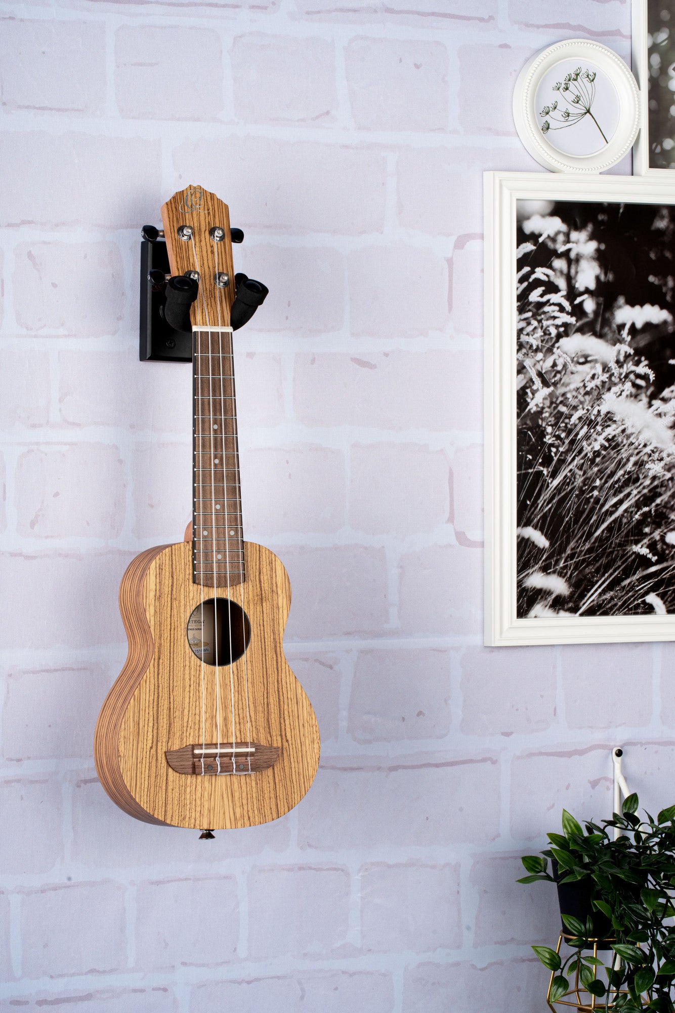 ORTEGA Ukulele Wall Hanger - Black