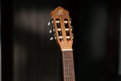 ORTEGA Family Series 4/4 Slim Neck Konzertgitarre 6 String - Fichte / Mahagoni Natur + Bag