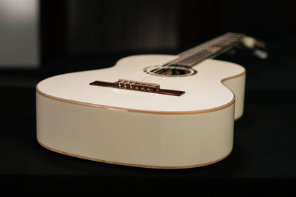 ORTEGA Family Series 4/4 Slim Neck Konzertgitarre 6 String - Weiß + Bag