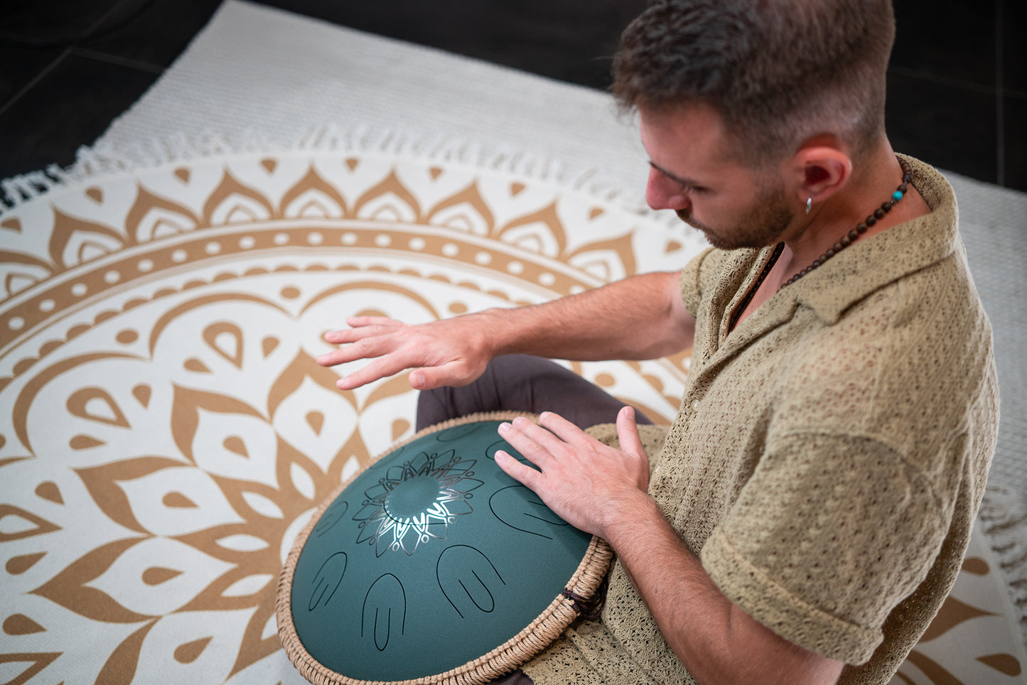 MEINL Sonic Energy Octave Steel Tongue Drum 16" - F Major/9 Notes/432 Hz - Dark Green, Engraved floral design