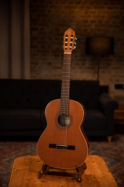 ORTEGA Traditional Series 4/4 Konzertgitarre 6-String Lefty - Natur Zeder + Gigbag