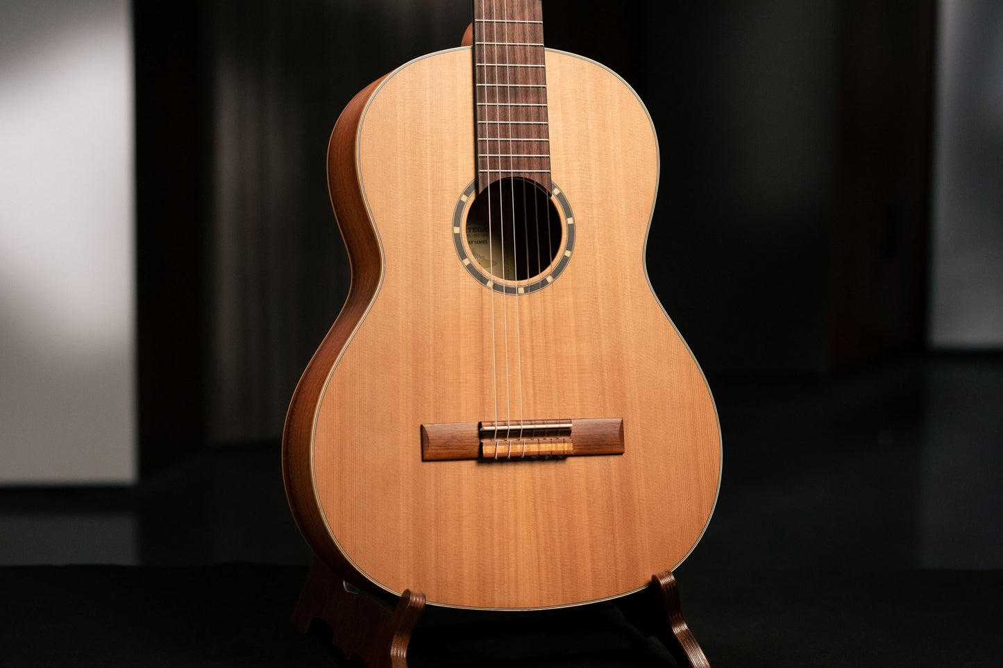 ORTEGA Family Series 4/4 Konzertgitarre 6 String - Zeder / Mahagoni Natur + Bag