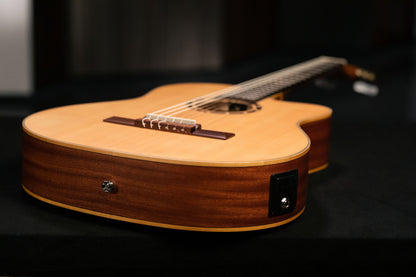 ORTEGA Family Series 4/4 Slim Neck Konzertgitarre 6 String - Fichte / Mahagoni Natur + Bag