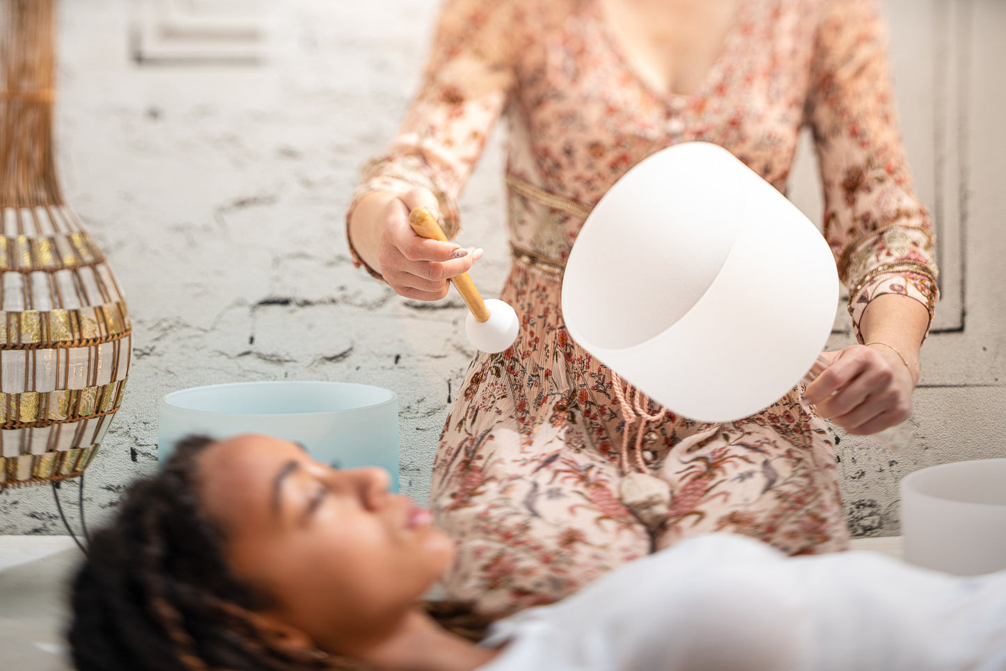 MEINL Sonic Energy White-frosted Crystal Singing Bowl with Handle 10" - B4/Crown Chakra/432 Hz