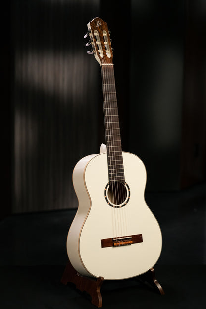 ORTEGA Family Series 4/4 Konzertgitarre 6 String - Weiß + Bag