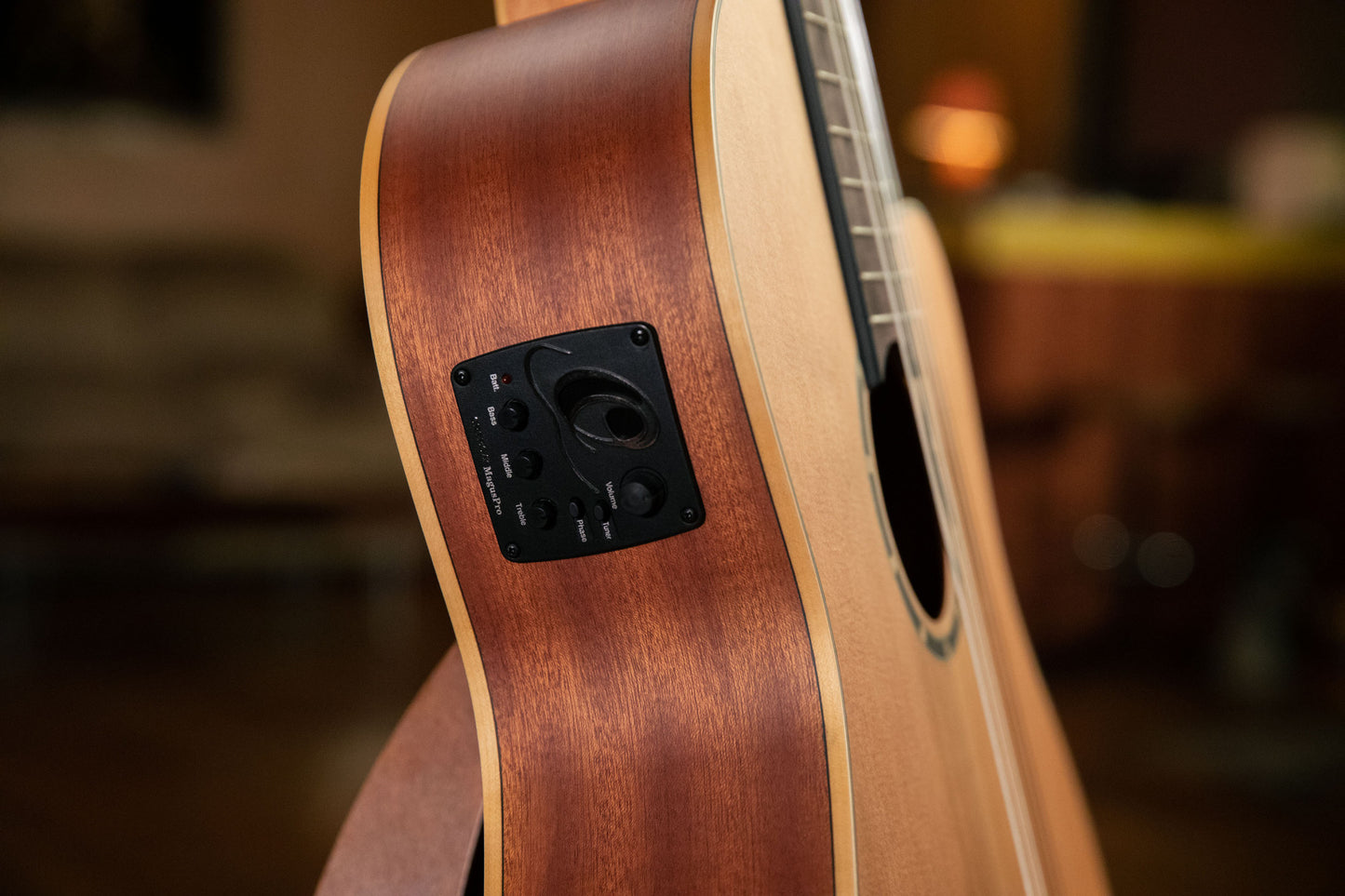 ORTEGA Family Series Pro 4/4 Slim Neck Konzertgitarre 6 String - Massive Zeder / Mahagoni Natur + Bag