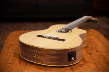 ORTEGA Family Series Pro Konzertgitarre 7 String - Massive Fichte / Sapele Natur + Bag