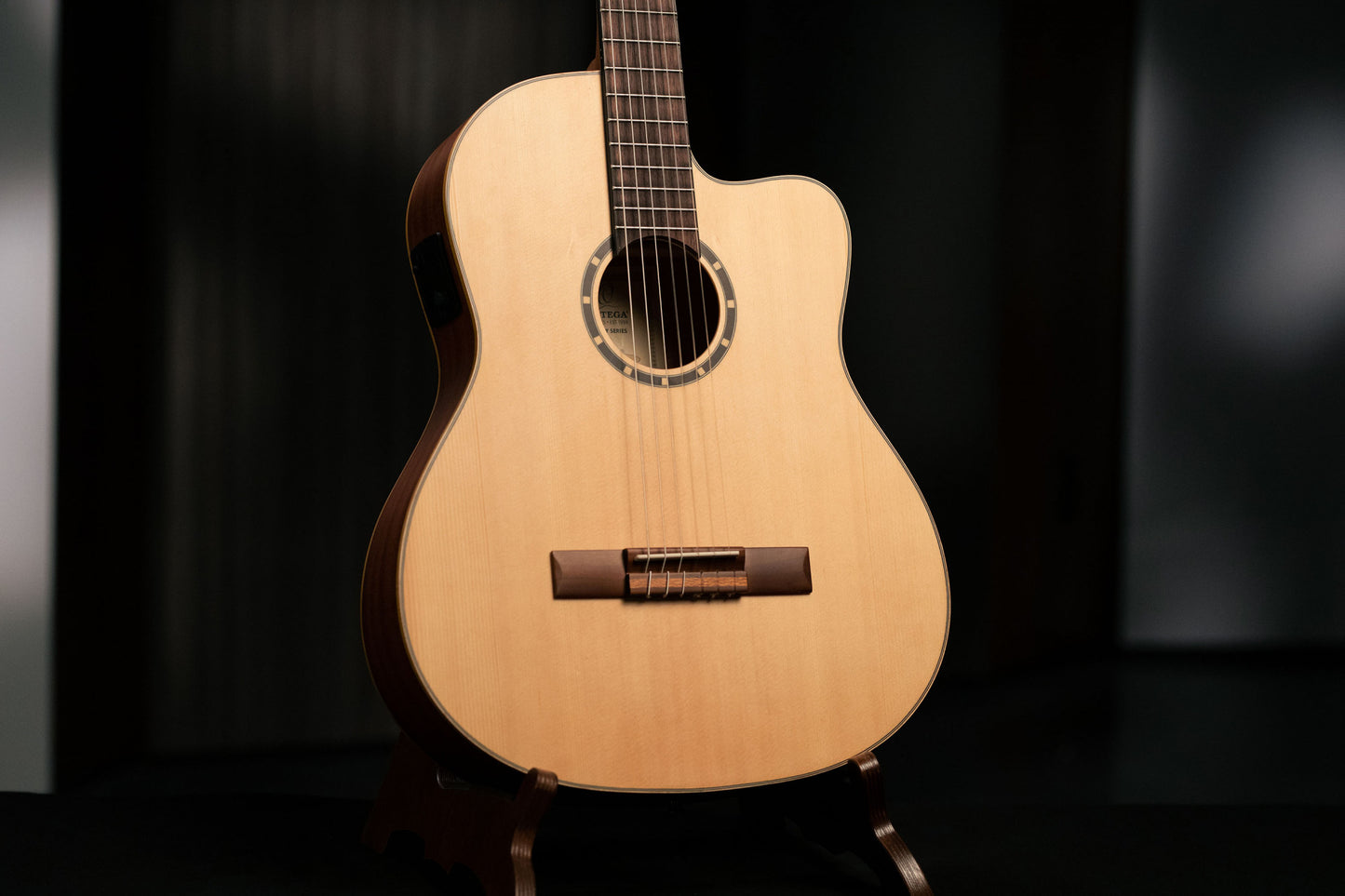 ORTEGA Family Series 4/4 Slim Neck Konzertgitarre 6 String - Fichte / Mahagoni Natur + Bag