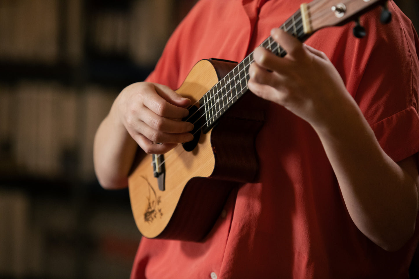 ORTEGA Bonfire Serie Konzert Preamp Ukulele 4 String - Fichte/Sapele Natur