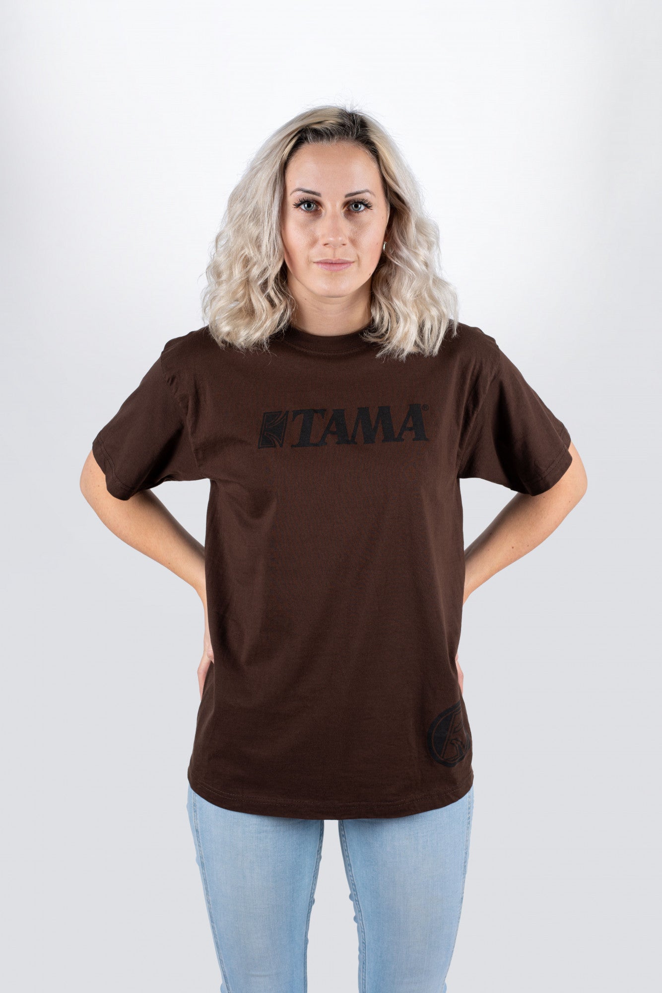 TAMA T-Shirt in braun mit Logo auf der Brust