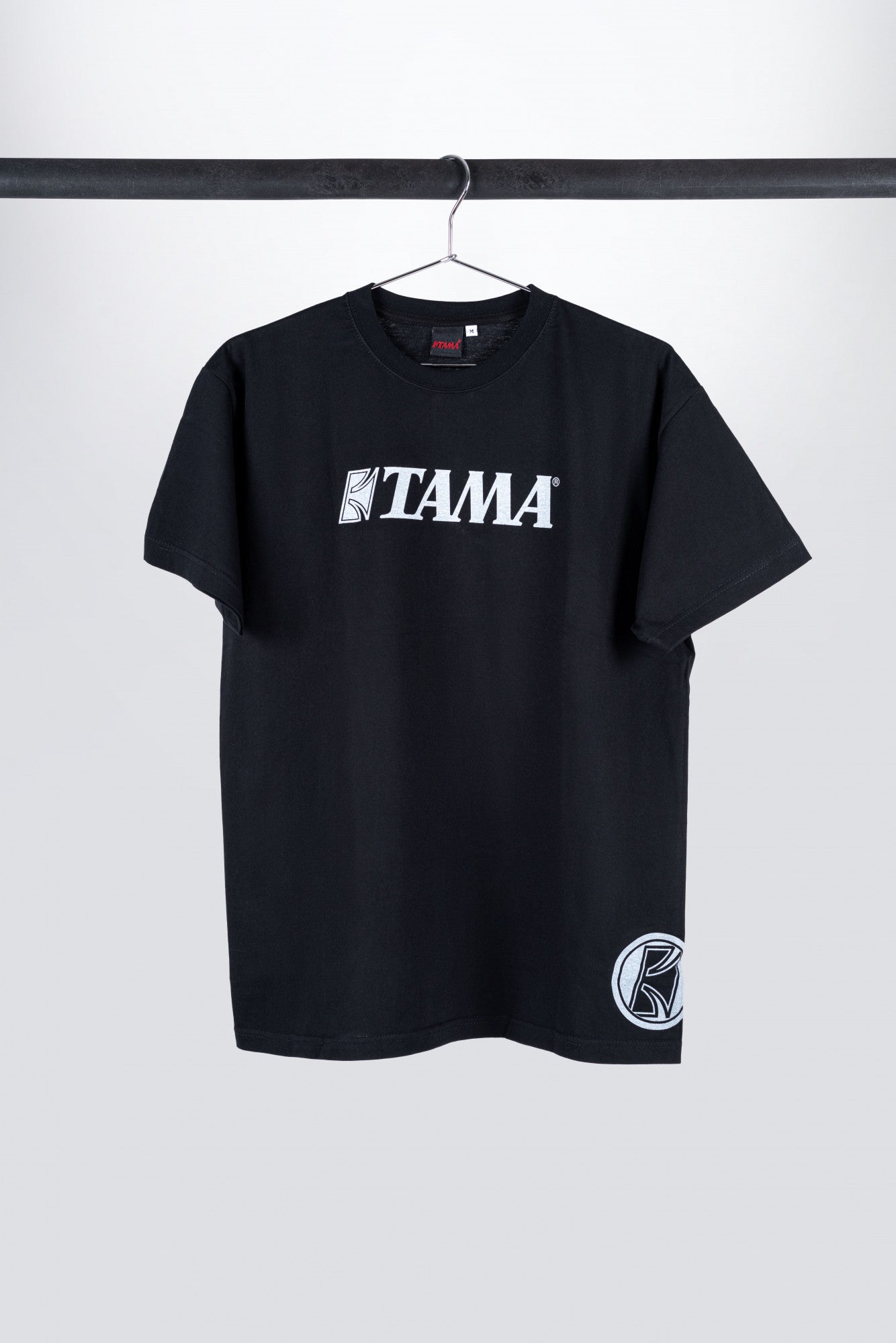 TAMA T-Shirt in schwarz mit weißem Logo auf der Brust