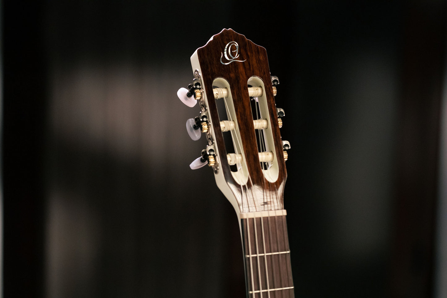 ORTEGA Family Series 4/4 Slim Neck Konzertgitarre 6 String - Weiß + Bag